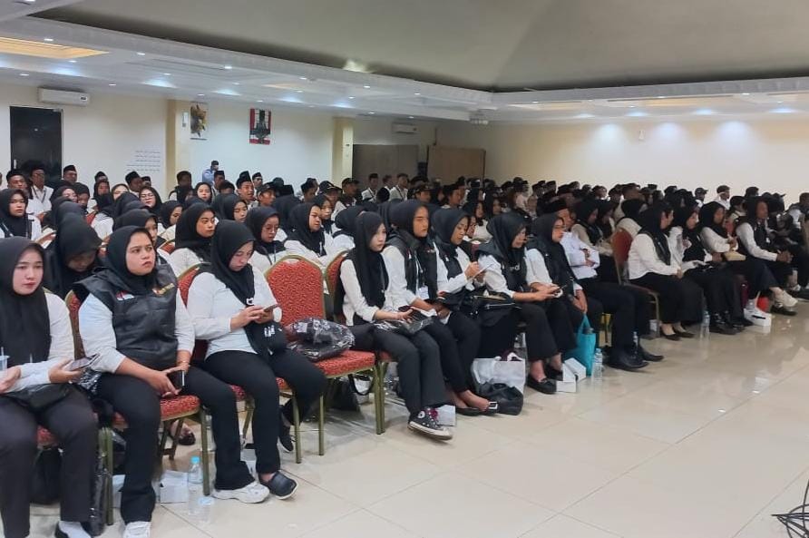 Sebanyak 210 anggota PTPS Kecamatan Cisarua, dilantik dan diberikan pembekalan terkait tugasnya selama pelaksanaan Pilkada 2024.