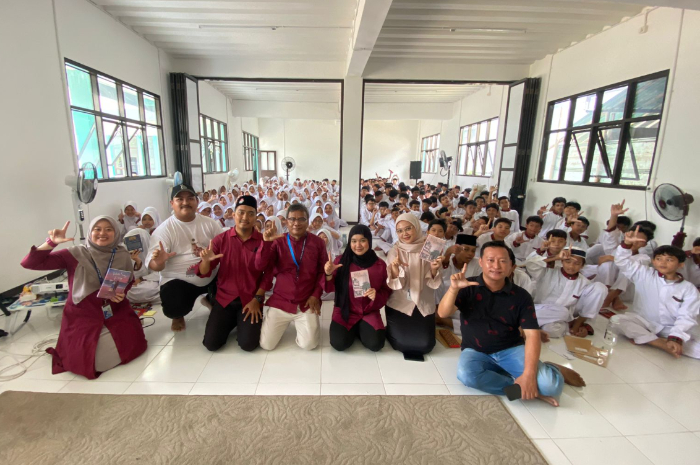 Penulis Erisca Febriani usai menjadi narasumber dalam kegiatan literasi di&nbsp;SMP IT Bina Bangsa Sejahtera.