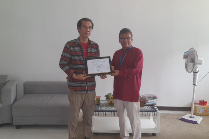 Wartawan senior Faturohman S. Kanday menjadi narasumber dalam kegiatan literasi di SMP IT Bina Bangsa Sejahtera.
