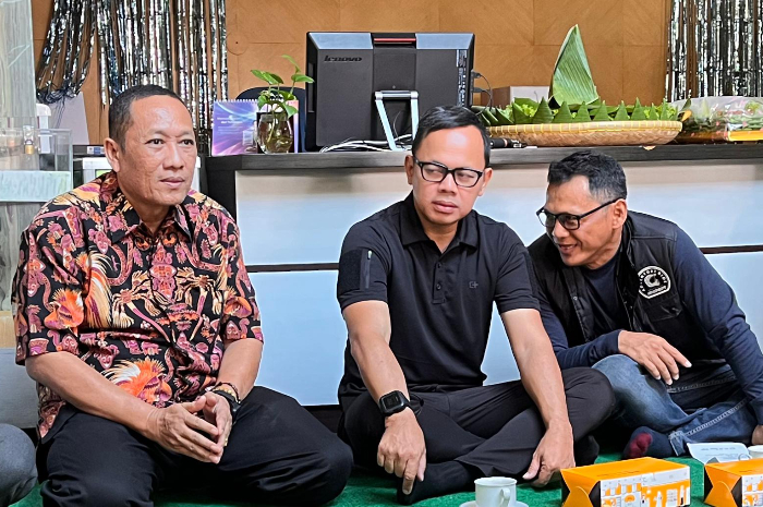 Wamendagri, Bima Arya (tengah) saat menghadiri HUT ke-26 Radar Bogor di Graha Pena.