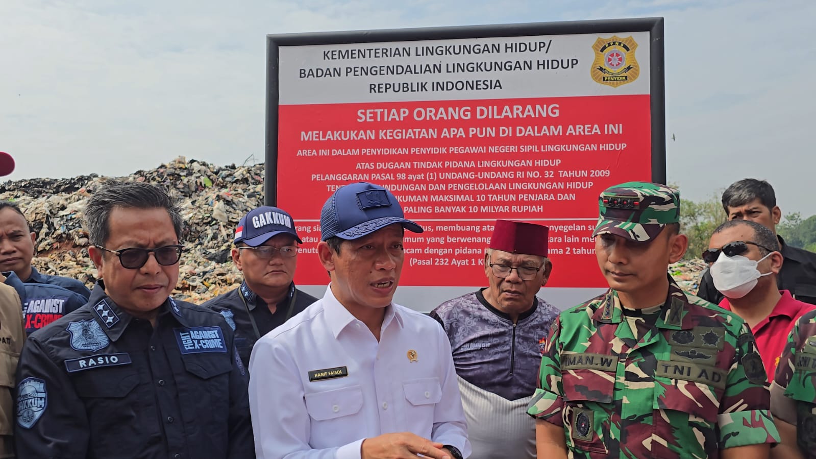 Menteri Lingkungan Hidup/Kepala Badan Pengendalian Lingkungan Hidup (BPLH) Hanif Faisol Nurofiq menyegel Tempat Pemrosesan Akhir (TPA) sampah liar di Kecamatan Limo, Kota Depok, Senin (04/11/2024).
