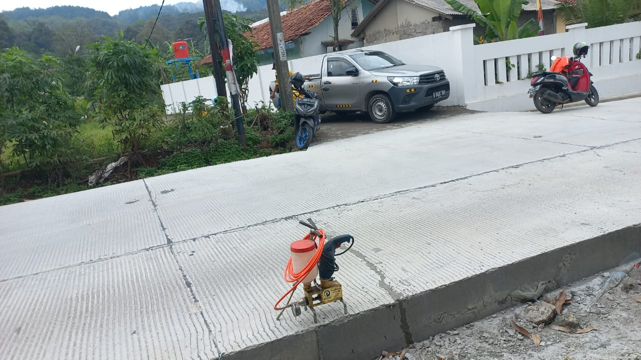 Proyek jalan senilai hampir 2 miliar di Nanggung Kabupaten Bogor sudah retak.