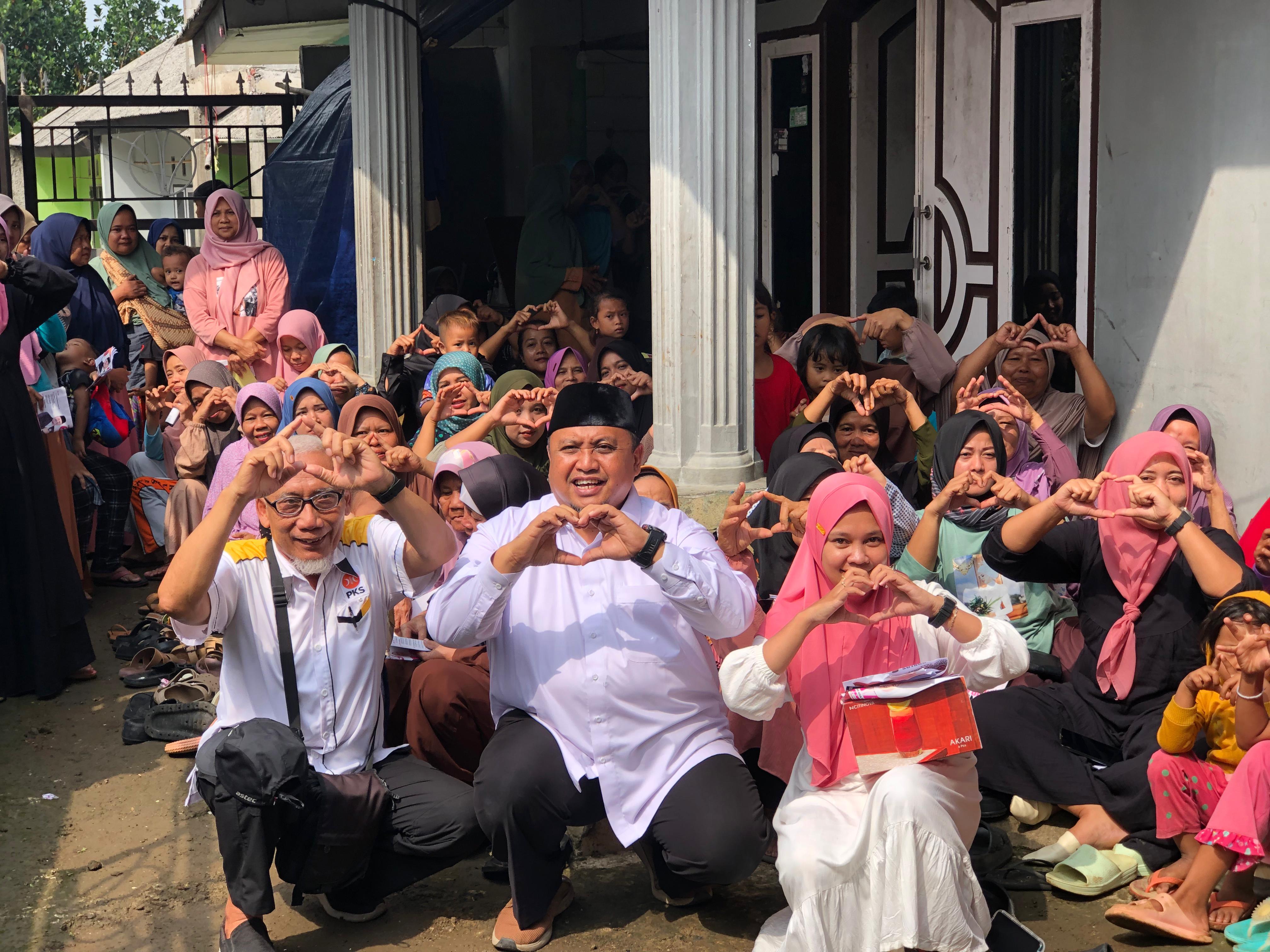 Atang Trisnanto bersama sejumlah warga di Kelurahan Mulyaharja RW 10 Kota Bogor.