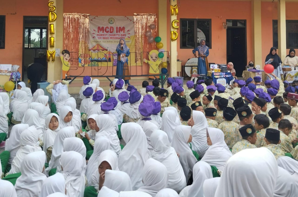 Kegiatan Market Charity Day di SDI Ibnu Miskawaih.
