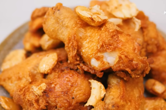 Resep ayam goreng bawang putih cocok untuk menu makan siang.