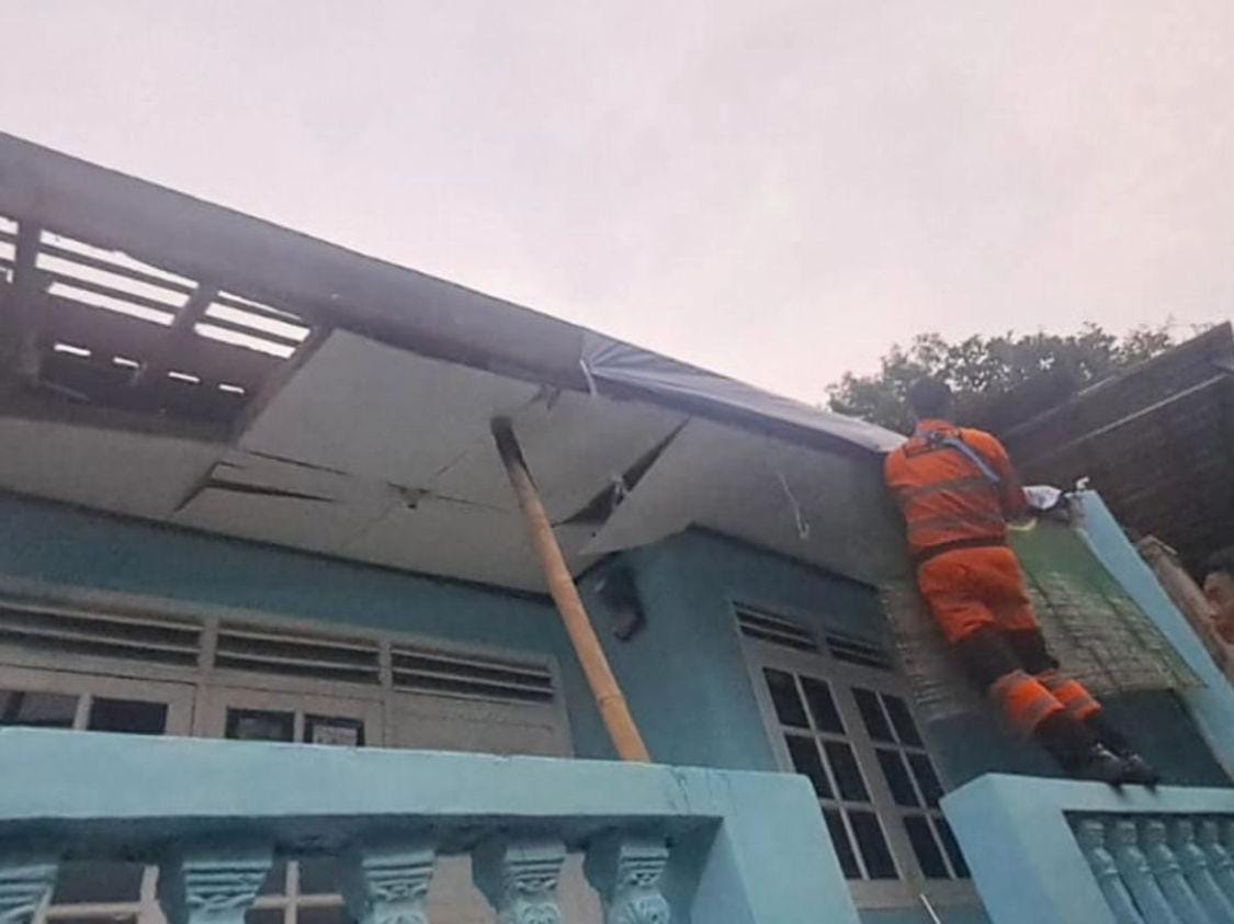Atap ambruk di Tegal Gundil Bogor Utara.