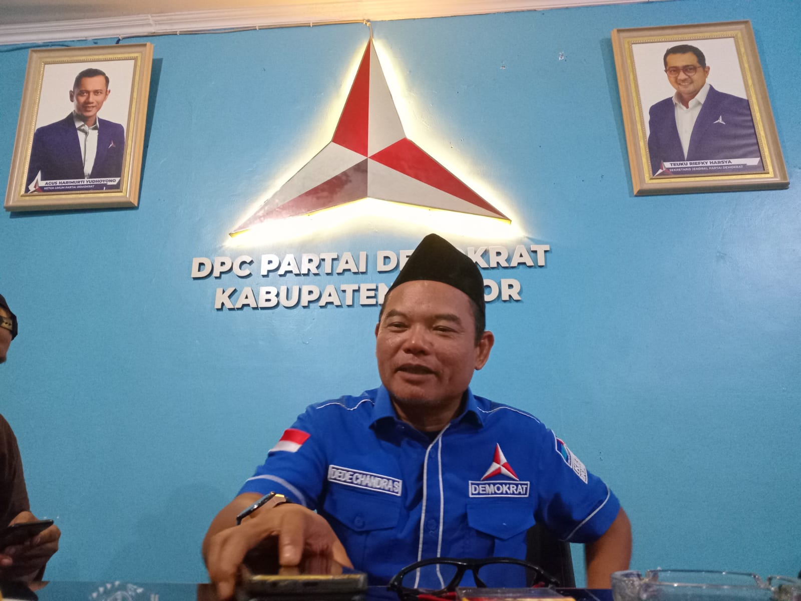 Kerua DPC Partai Demokrat Kabupaten Bogor, Dede Candra Sasmita saat berikan keterangan pada awak Media di Kantor DPC, Cibinong, Kabupaten Bogor.