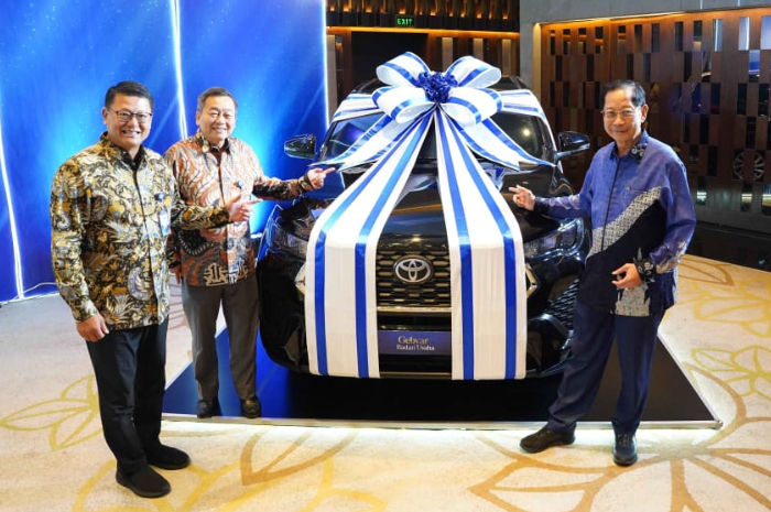 Presiden Direktur BCA Jahja Setiaatmadja (kanan), Direktur BCA John Kosasih (kiri), dan Direktur BCA Santoso (tengah) saat berfoto bersama di salah satu hadiah Gebyar Badan Usaha BCA.