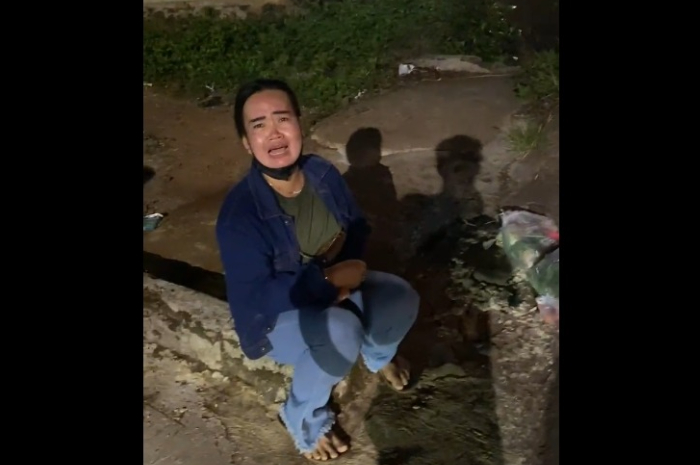 Tangkapan layar video seorang emak-emak menangis di pinggir jalan di Gunung Sindur Bogor setelah jadi korban begal.