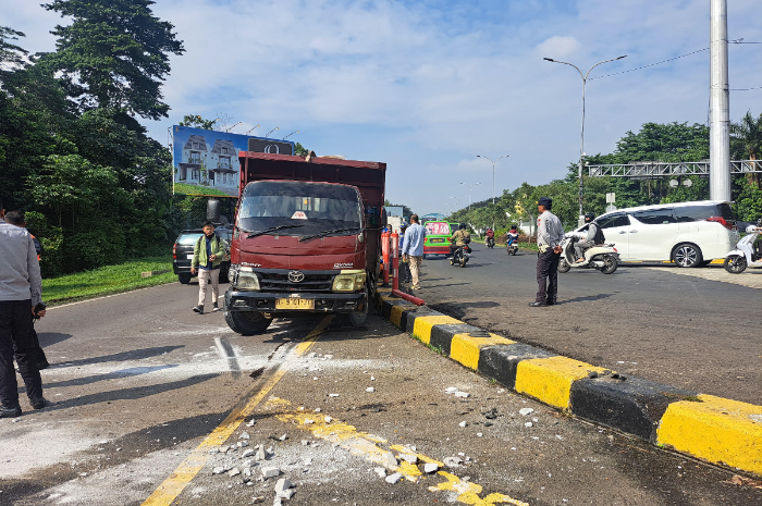 Proses evakuasi truk yang mengalami kecelakaan tunggal di Exit Tol Baranangsiang Bogor.