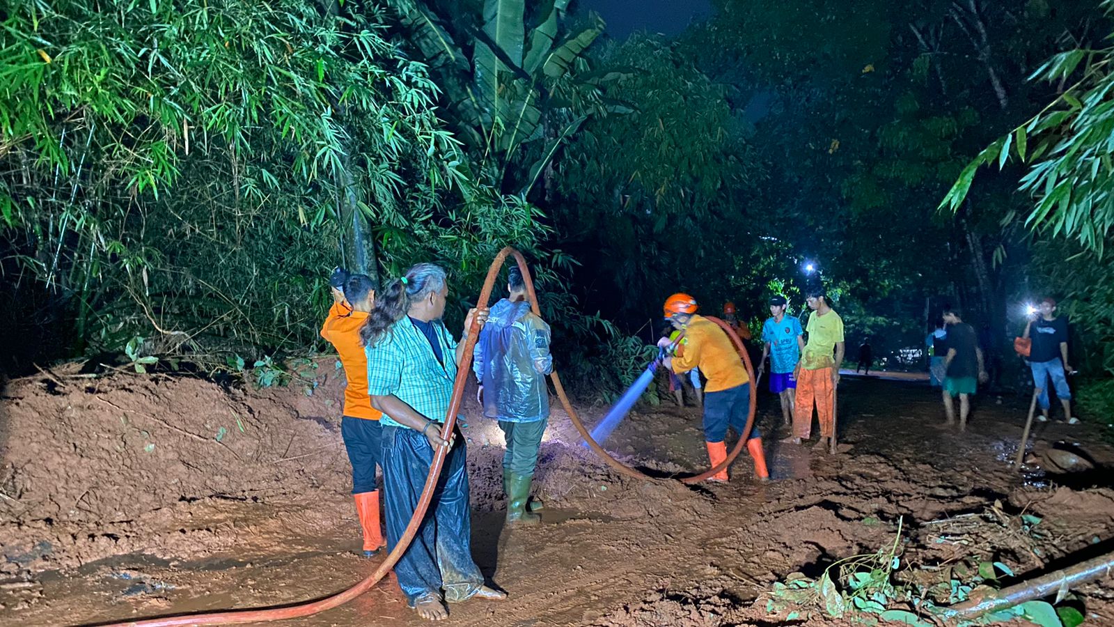 Jalan Raya Pendidikan di Gunung Sindur, Kabupaten Bogor yang tertutup longsoran Selasa (5/11/2024).