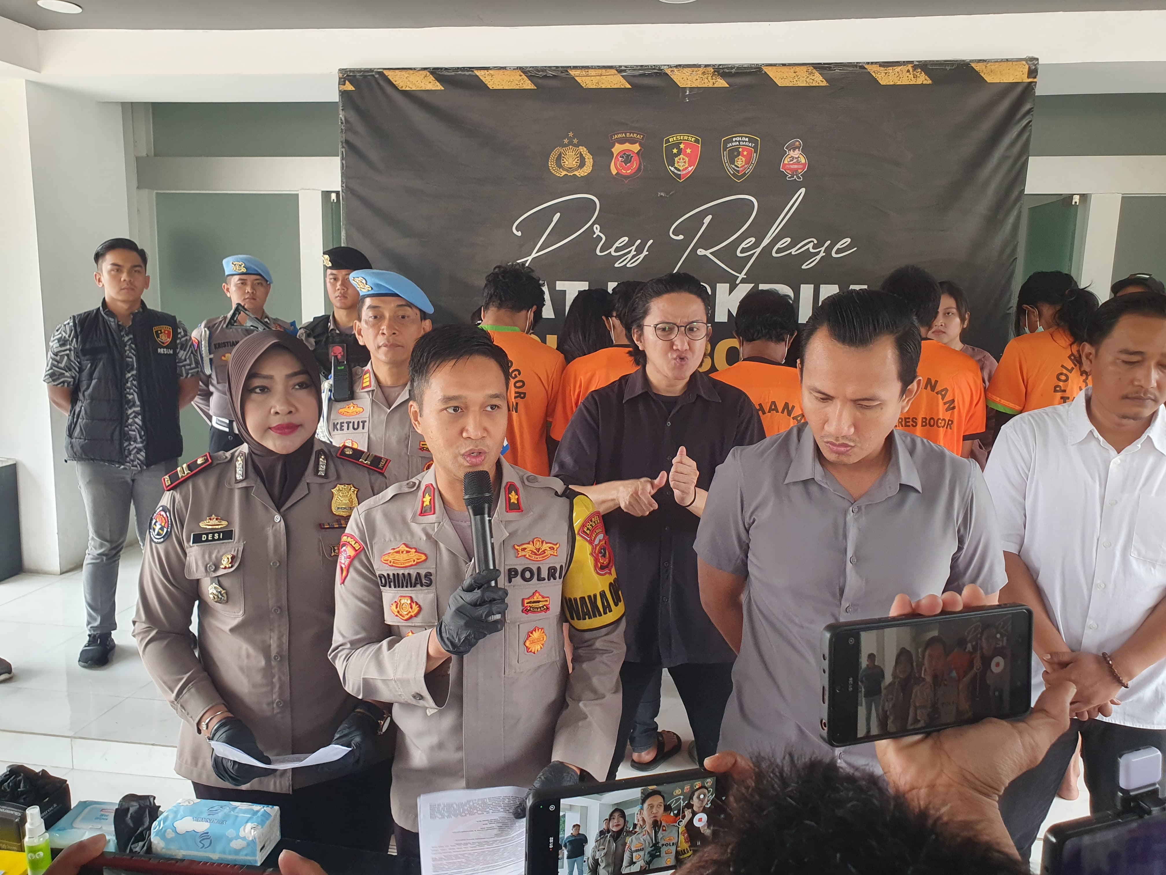 Para tersangka yang terlibat praktik game online terlarang saat dihadirkan di Mapolres Bogor Rabu (6/11/2024).