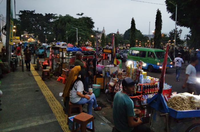 Suasana Pedagang Kaki Lima (PKL) berjualan malam hari (Night Market) di kawasan Alun Alun kota Bogor, Jumat (1/11/2024).
