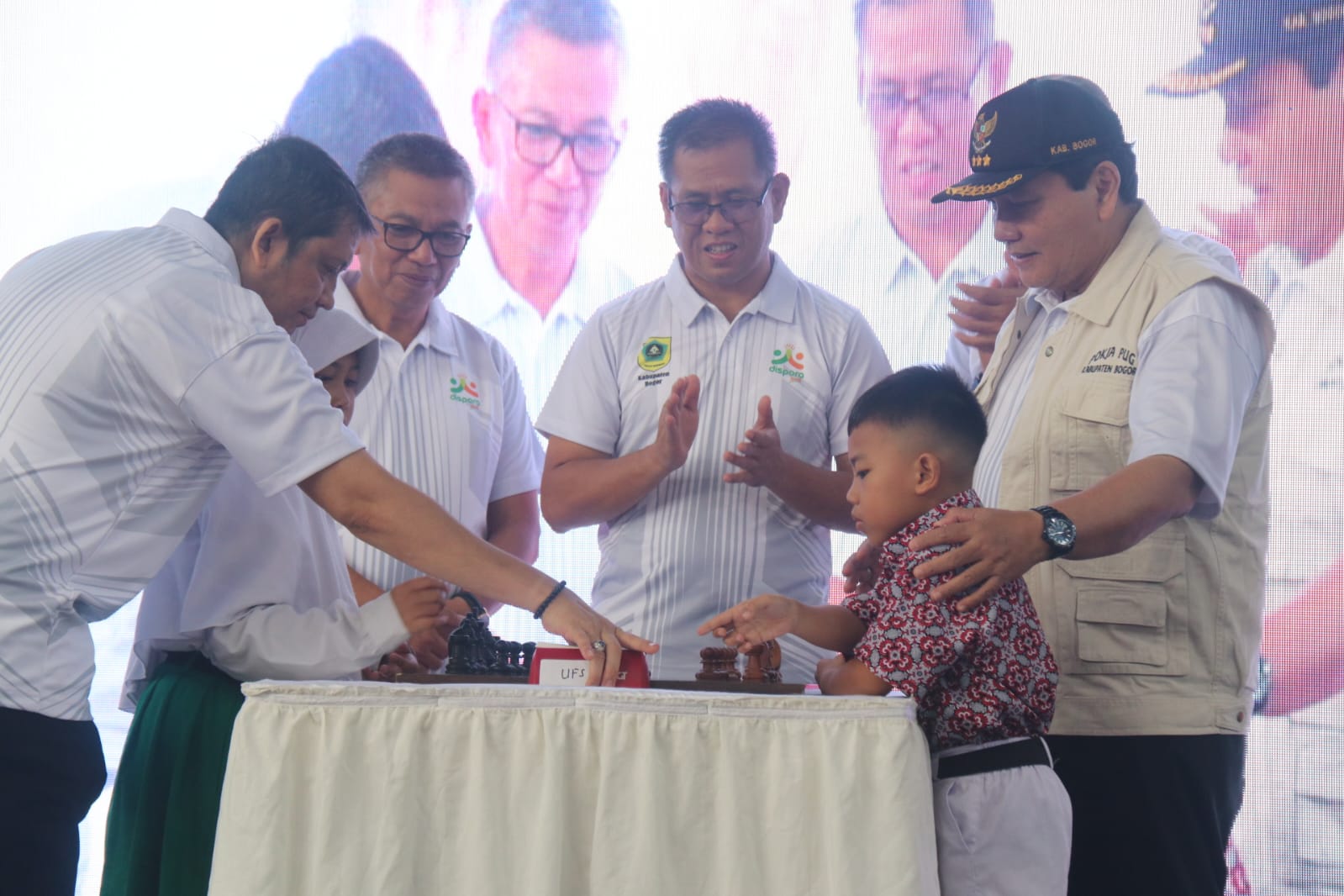 Pj Bupati Bogor Bachril Bakri saat membuka Festival Catur Pelajar tingkat Kabupaten Bogor 2024 di Laga Satria Stadion Pakansari Cibinong Selasa (5/11/2024).
