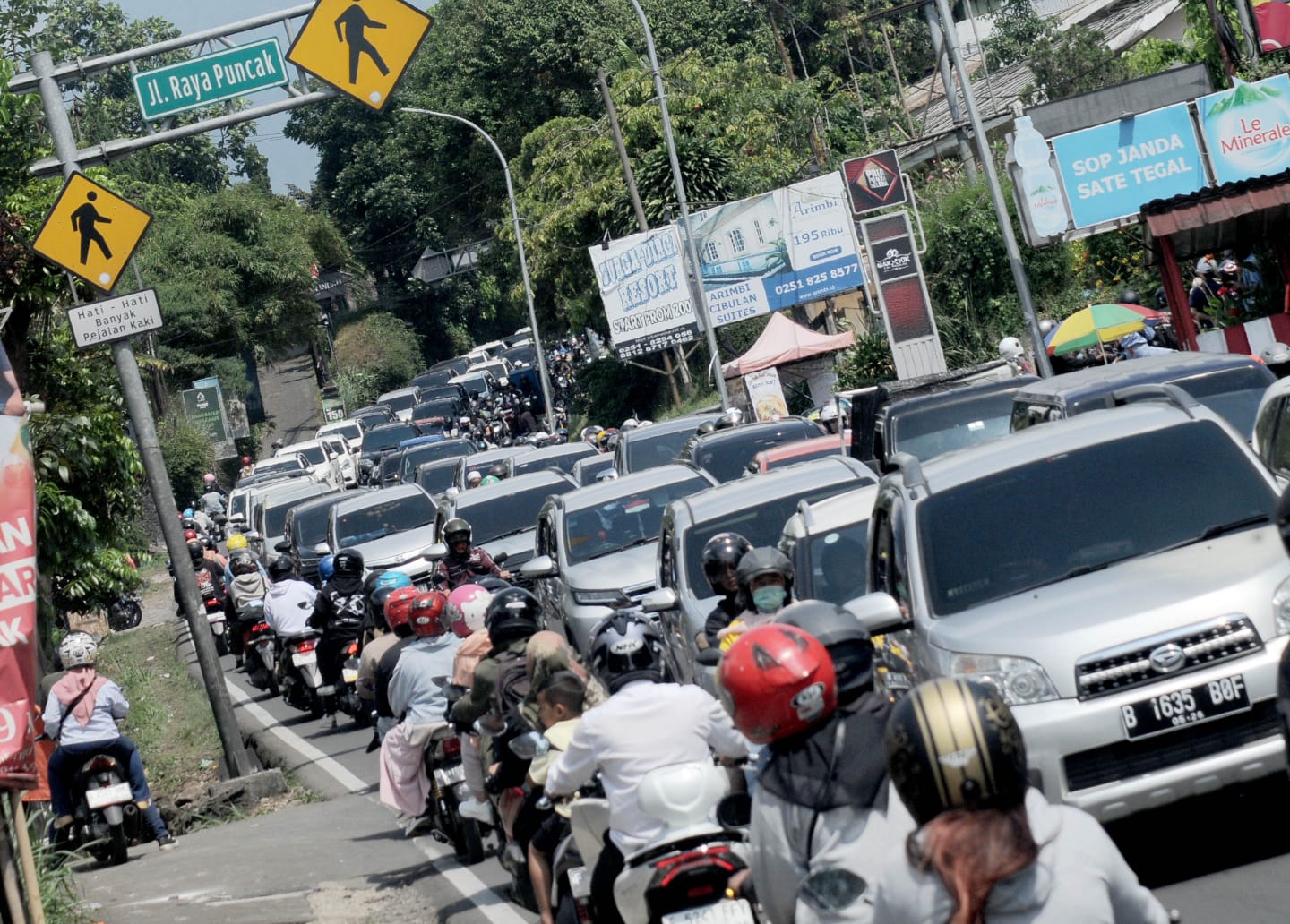 Kemacetan Jalur Puncak, Kabupaten Bogor tiap akhir pekan, membuat rencana pembangunan cable car terus mencuat.