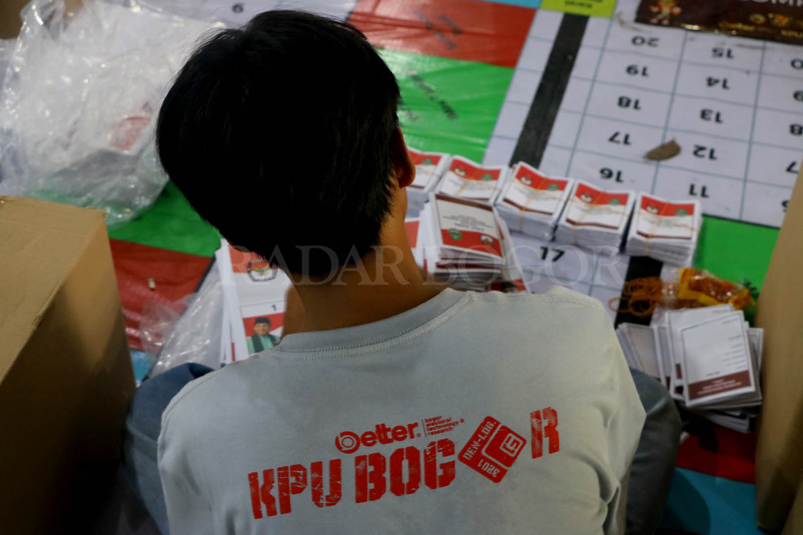 Petugas melipat surat suara di Gudang KPU Kabupaten Bogor. Foto :