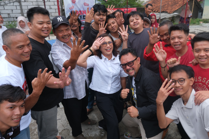 Rena Da Frina bersama warga Balumbang Jaya, Kecamatan Bogor Barat, Selasa (5/11/2024).