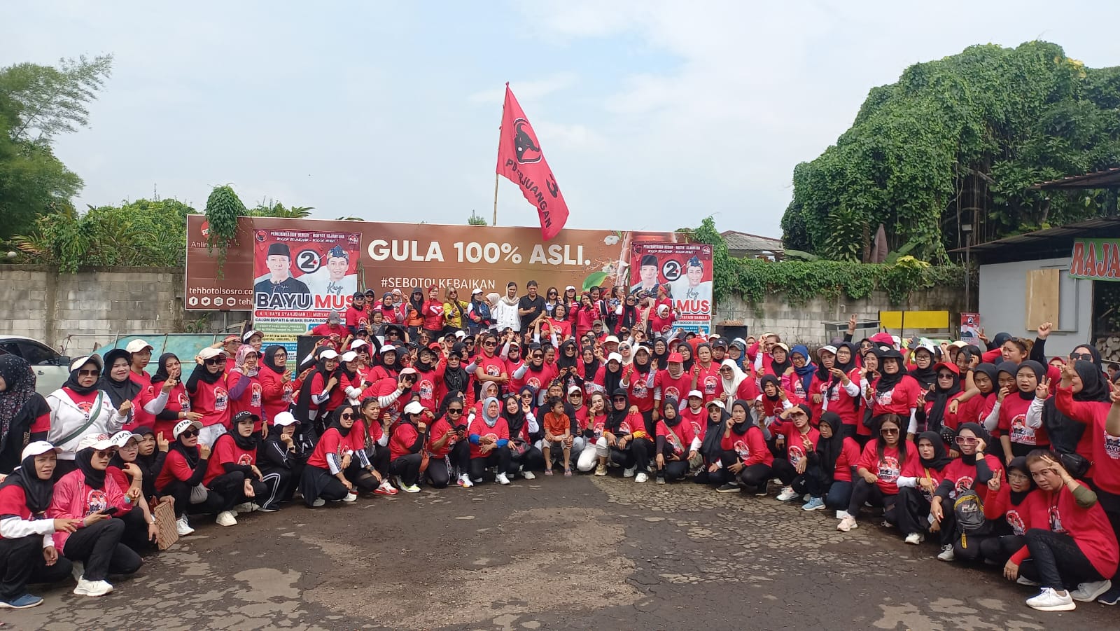 Calon Bupati Bogor nomor urut 2 Bayu Syahjohan menyapa warga di Kawasan Puncak.
