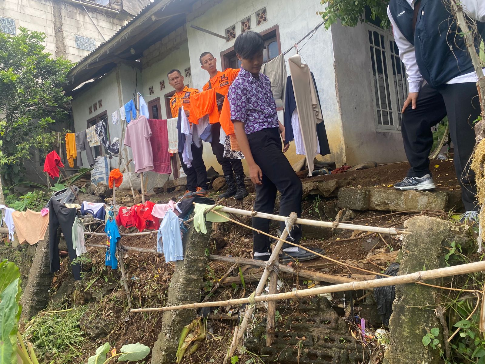 Angin kencang dan tanah longsor melanda wilayah Kampung Belendung, Desa Sukamahi, Megamendung, Kabupaten Bogor. Tercatat sebanyak 12 rumah rusak imbas peristiwa tersebut.