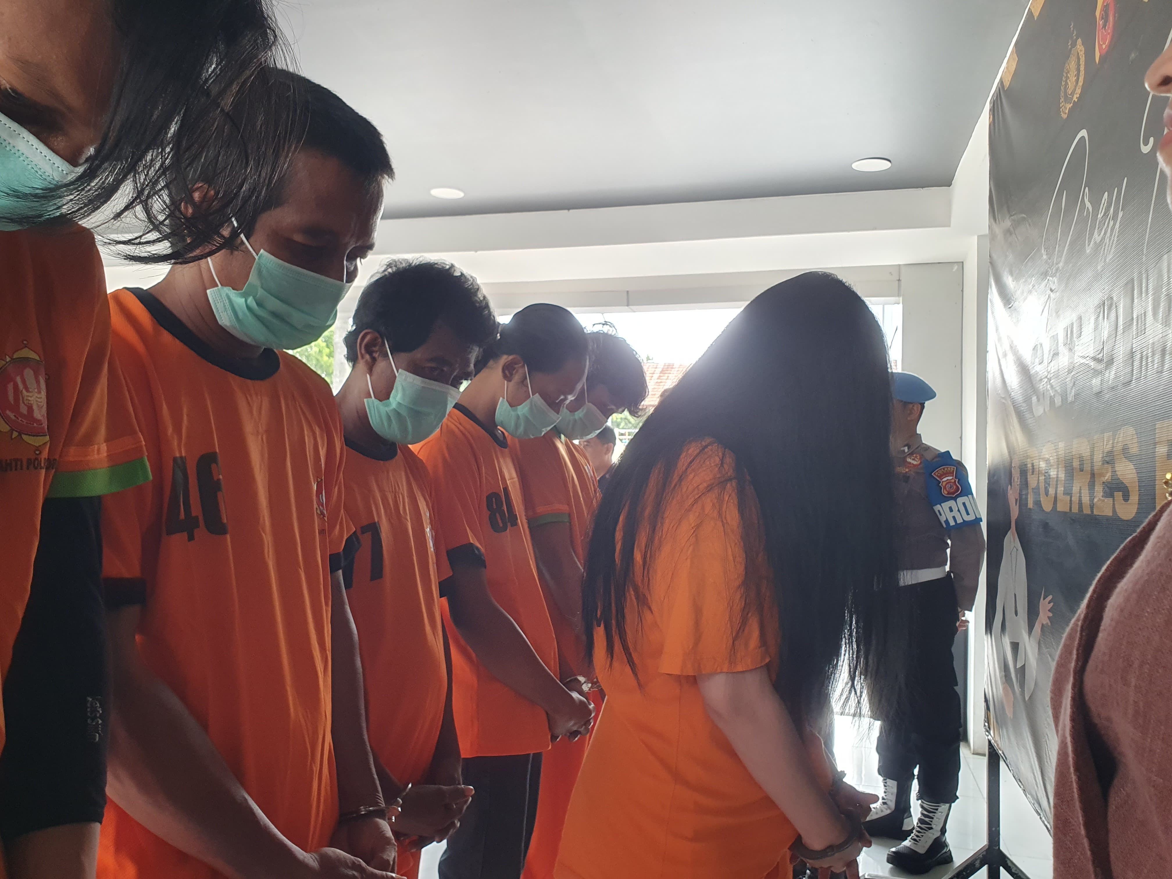 Para tersangka yang terlibat praktik game online terlarang termasuk dua mahasiswi di Mapolres Bogor Rabu (6/11/2024).