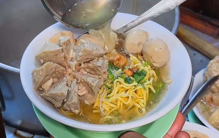 Bakso Griya Mas Agus, yang mangkal di Bangbarung, Kota Bogor.