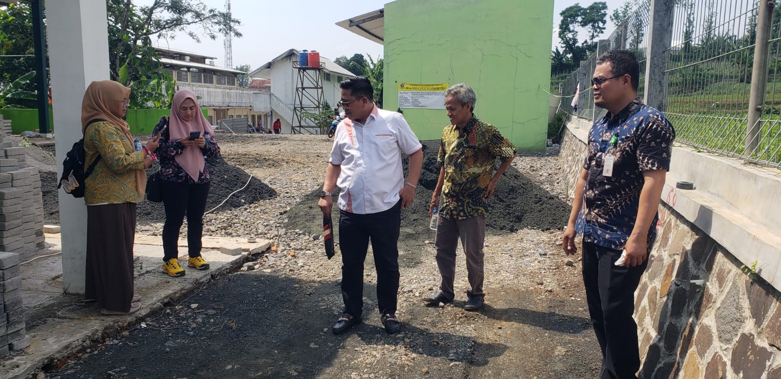 Direktur Utama Perumda Pasar Tohaga Bogor, Haris Setiawan saat meninjau bangunan baru Pasar Cijeruk, Kamis (7/11).