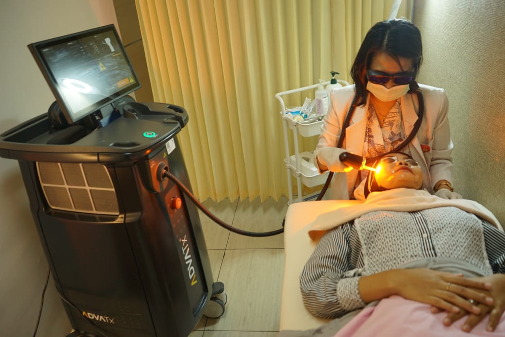 Salah satu pengunjung tengah merasakan perawatan di klinik kecantikan baru milik RS PMI Bogor.