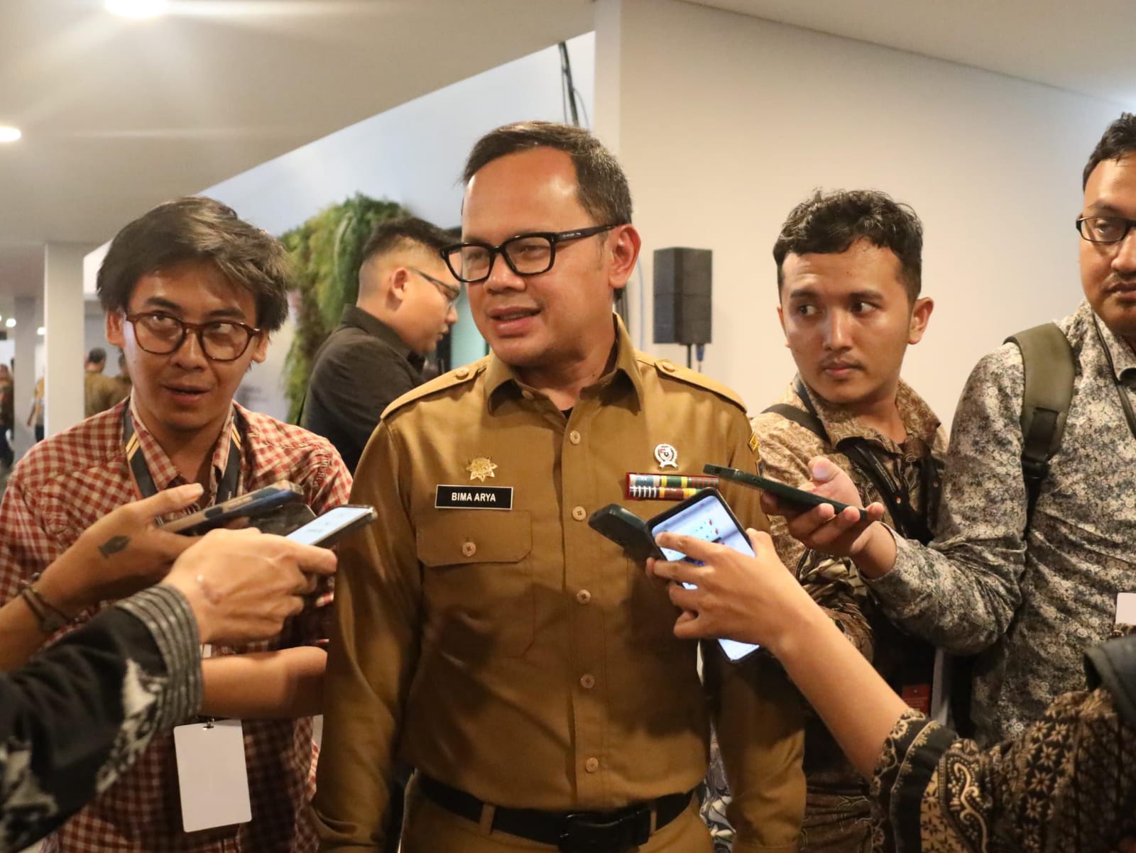 Wamendagri Bima Arya saat diwawancarai usai mengikuti rakornas Kemendagri di SICC Bogor.