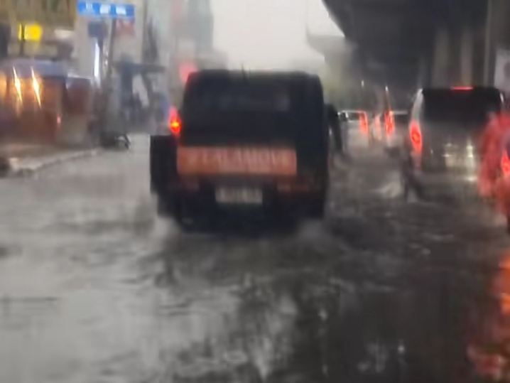 Banjir landa Kota Bogor usai hujan deras dan angin kencang.