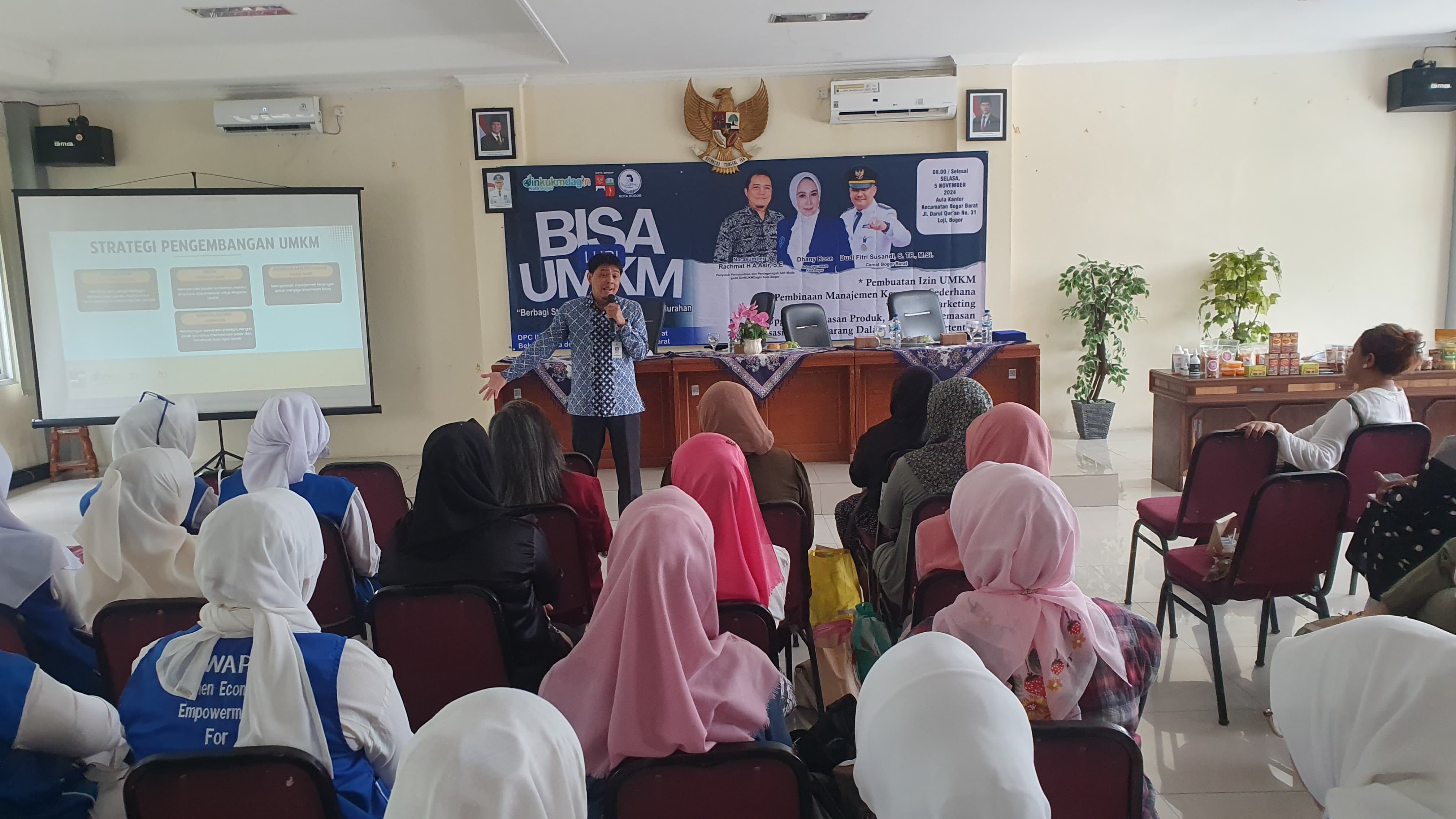 IWAPI Ranting Bogor Barat DPC Kota Bogor, mengadakan pelatihan UMKM di aula kantor Kecamatan Bogor Barat, Selasa (5/11/2024).