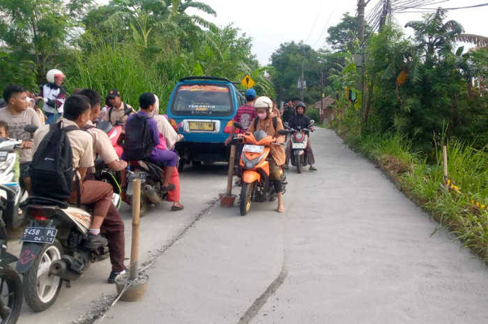 Kondisi Jalan Abdul Fatah, di Kecamatan Ciampea, Kabupaten Bogor, Kamis (7/11/2024) pagi.