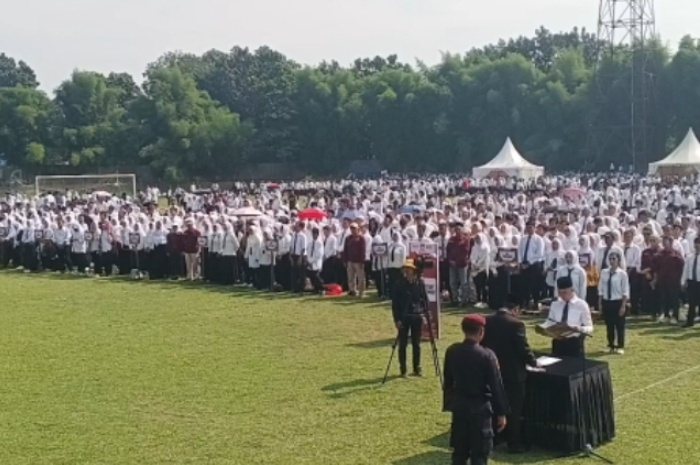 KPU Kota Bogor melantik 10 ribu anggota KPPS untuk Pilkada 2024 secara serentak di Stadion Pajajaran, Kota Bogor, Kamis (7/11/2024).