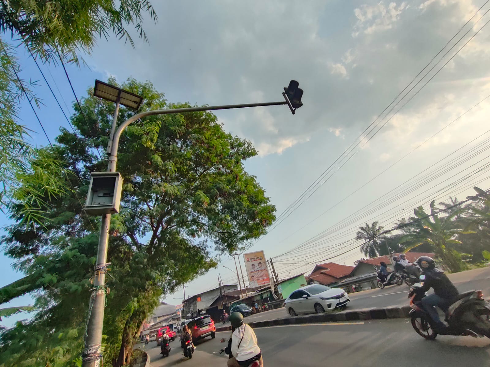 Warning light di Jalan Raya Bogor-Parung, Kabupaten Bogor, tidak berfungsi akibat beterainya hilang dicuri.