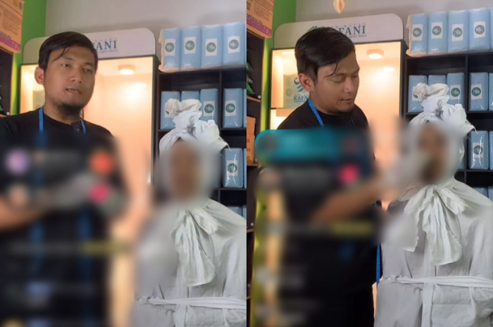 Penjual kain kafan saat siaran langsung di media sosial.