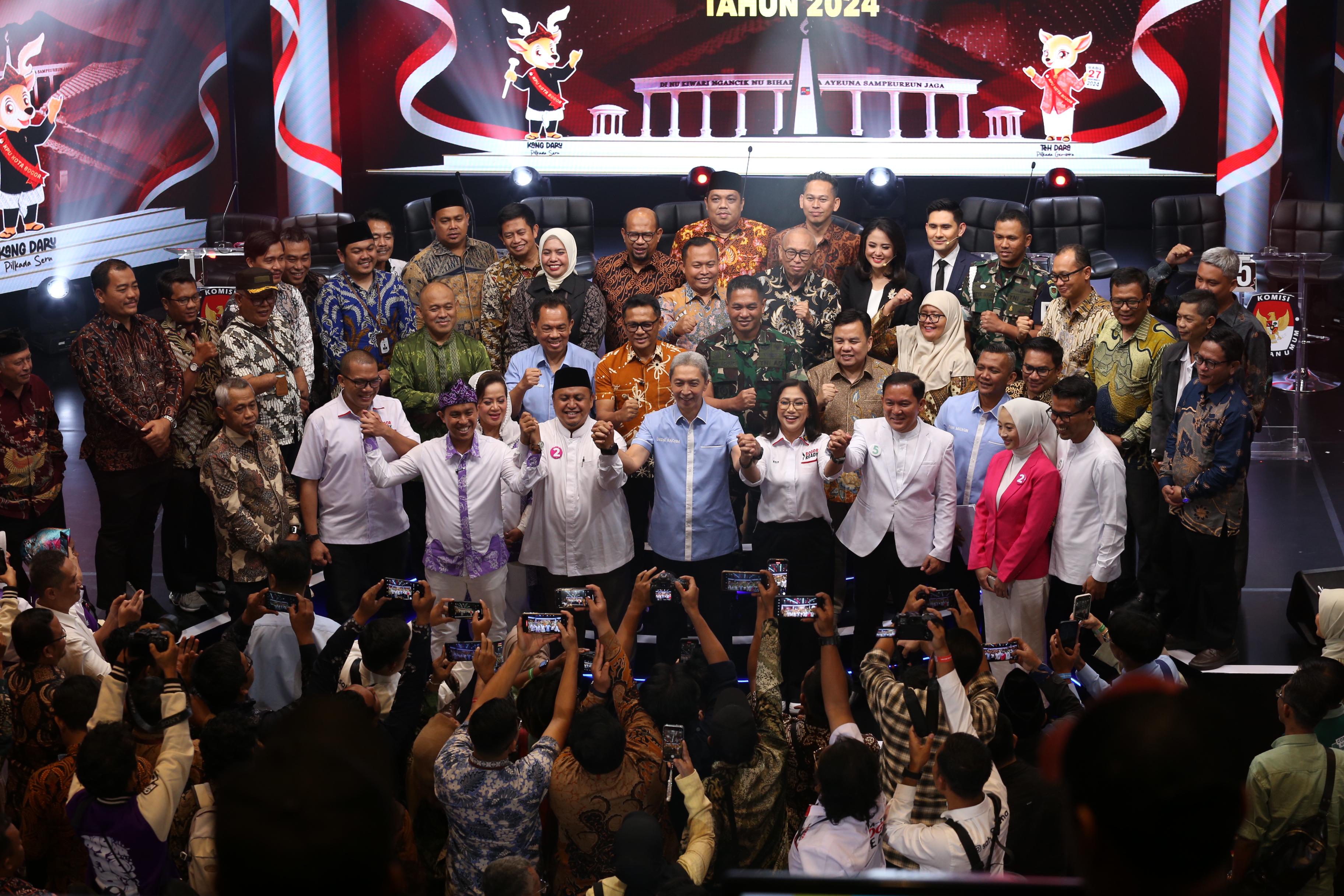 Jajaran KPU Kota Bogor bersama kelima paslon peserta  Debat Perdana Pilwakot Bogor di MNC Tower Jakarta pada Jumat (8/11/2024).