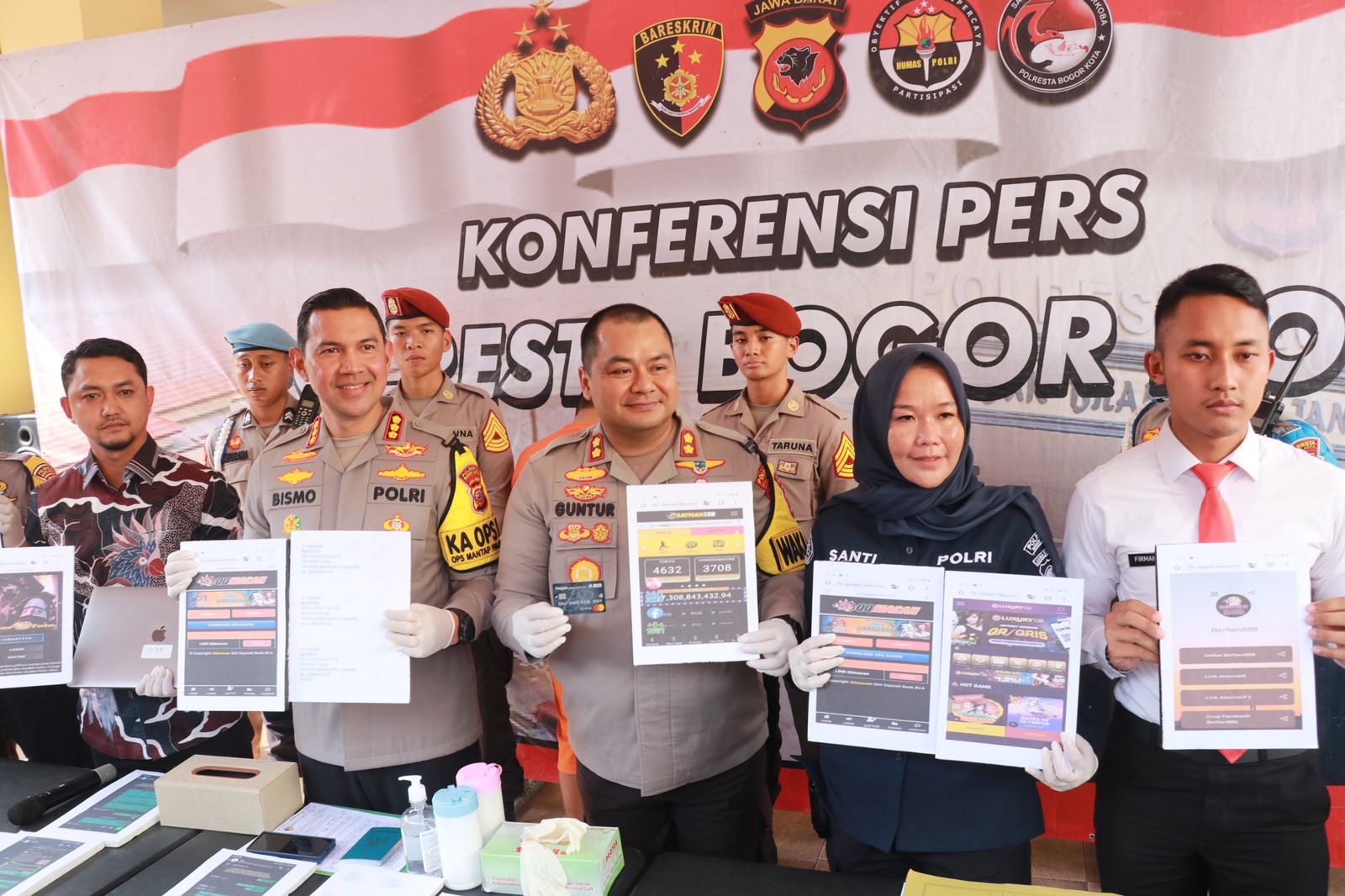 Konferensi pers pengungkapan pelaku pembuat situs game online terlarang di Mako Polresta Kota Bogor Jl. Kapt. Muslihat Kota Bogor, Jumat (8/11/2024).