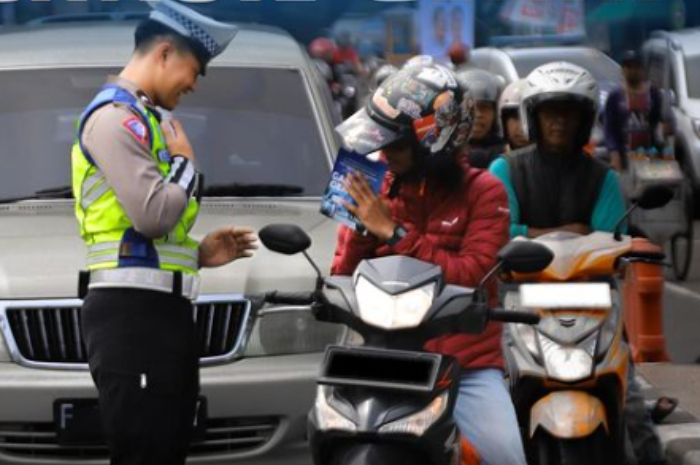 Petugas Satuan Lalu Lintas Polres Bogor memberlakukan ganjil genap di kawasan Puncak.