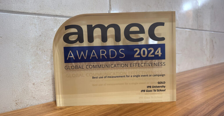 Program IPB Goes to School sukses meraih Gold Winner AMEC Global Awards 2024.