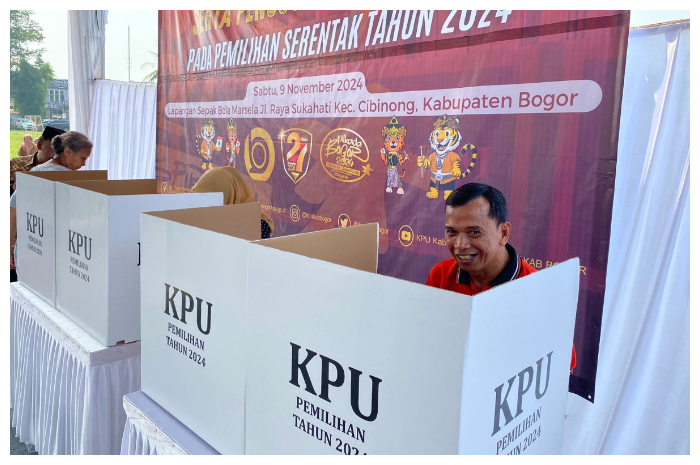KPU Kabupaten Bogor, menggelar simulasi pemungutan suara Pilkada dan pengaplikasian Sirekap di Lapangan Marsela, Kelurahan Sukahati, Kecamatan Cibinong, Sabtu (09/11/2024).