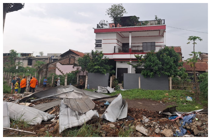 Atap rumah warga yang jatuh menimpa rel, sempat menggangu perjalanan Kereta Cepat Whoosh, Sabtu (9/11/2024).