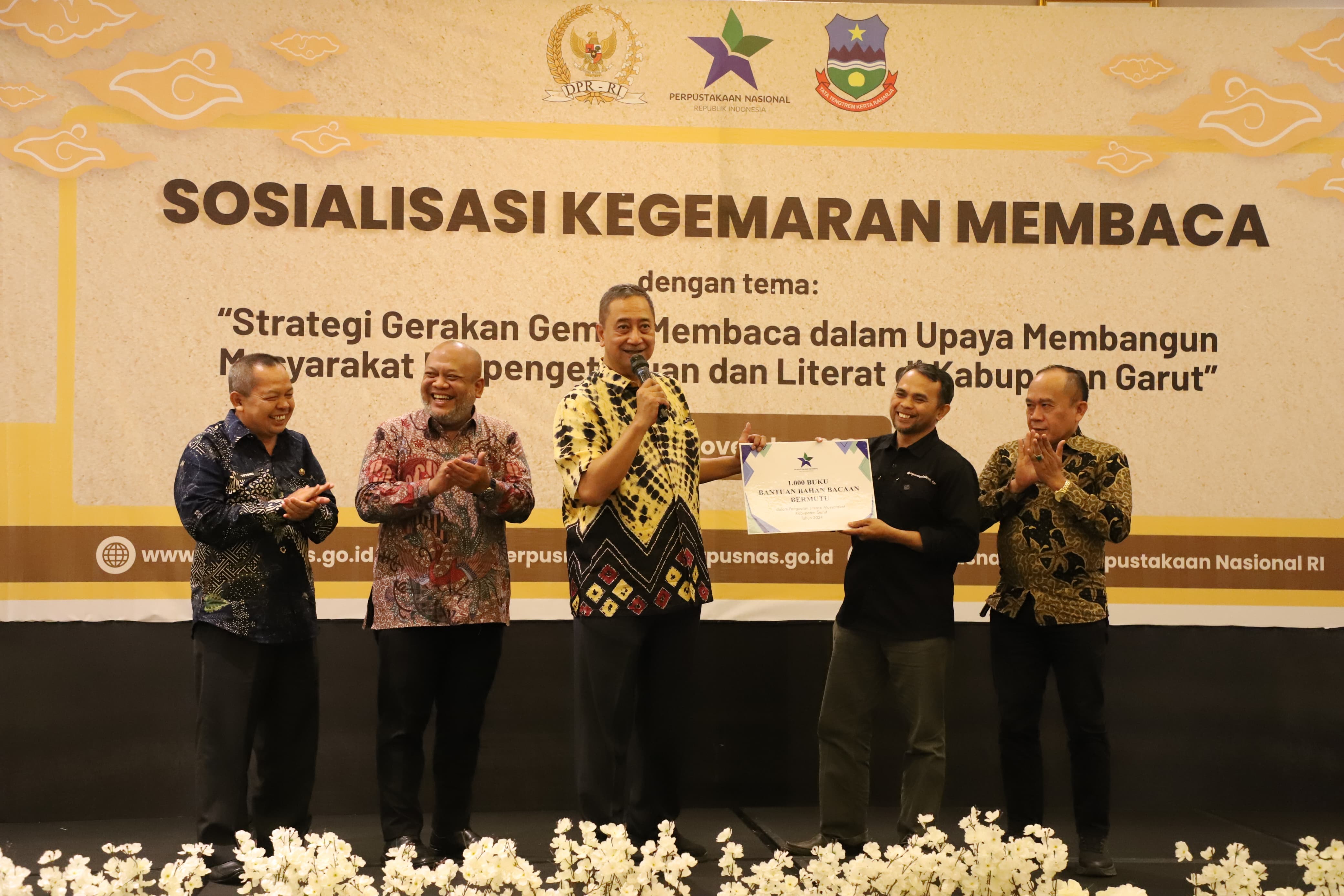 Perpusnas memberikan bantuan berupa bahan bacaan bermutu kepada sejumlah pustakawan desa dan TBM di Kabupaten Garut, Jawa Barat, Jumat (8/11/2024).
