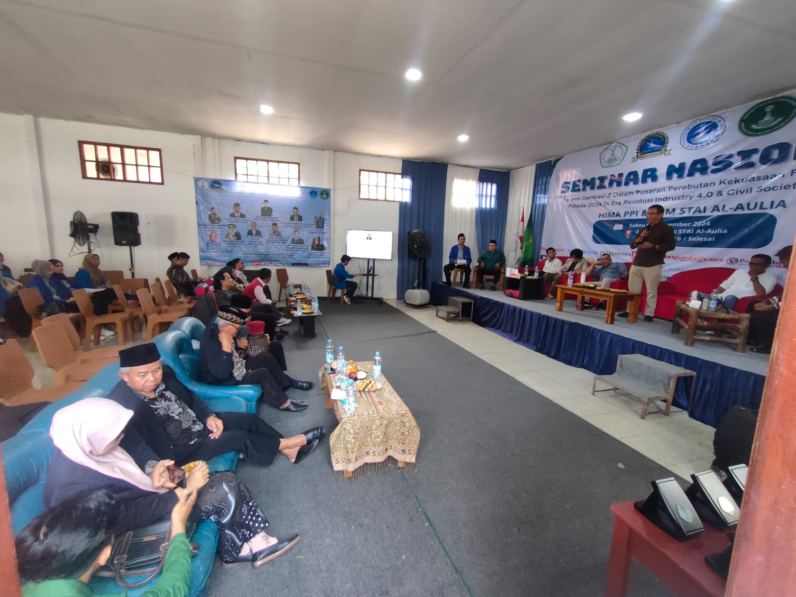 Suasana seminar nasional politik di STAI Al-Aulia Bogor. Dalam seminar itu terungkap bahwa partisipasi Generasi Z di Pilkada 2024 masih rendah.