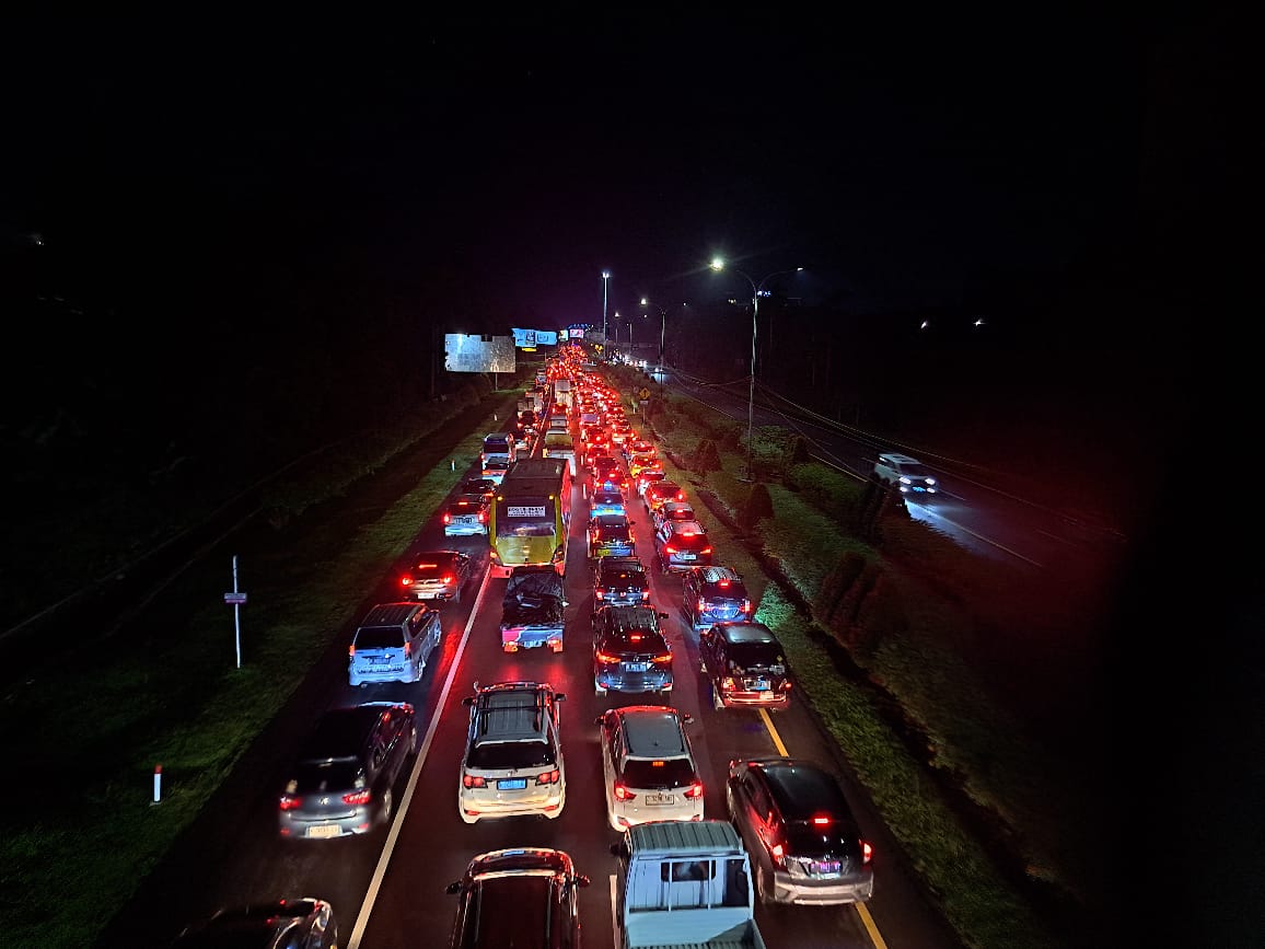 Kemacetan parah terjadi di pintu Tol Baranangsiang, Kota Bogor, pada Sabtu (9/11/2024) malam.
