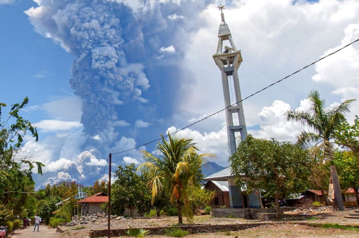 Gunung Lewatobi Laki-Laki di Flores NTT yang meletus dan terus mengalami erupsi.