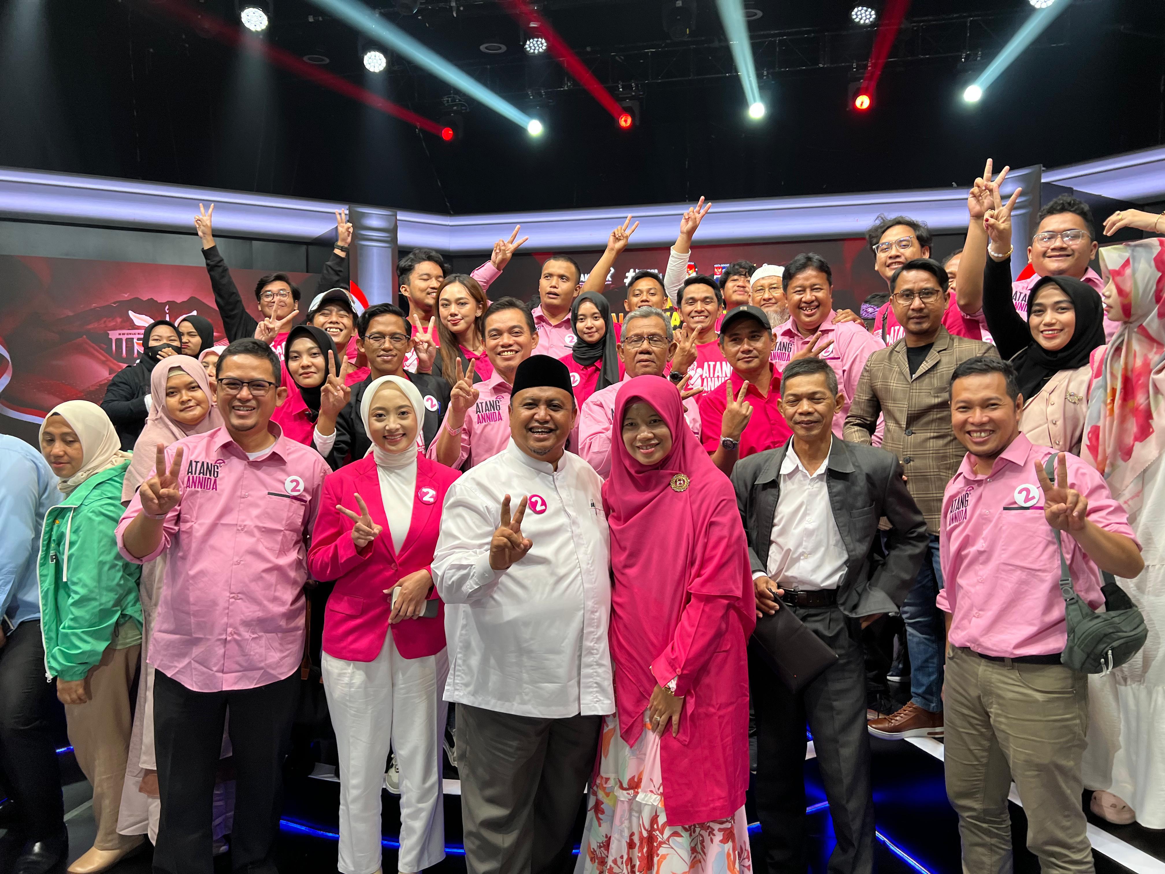 Atang Trisnanto dan Annida Allivia bersama tim pemenangan usai debat Pilwalkot Bogor.