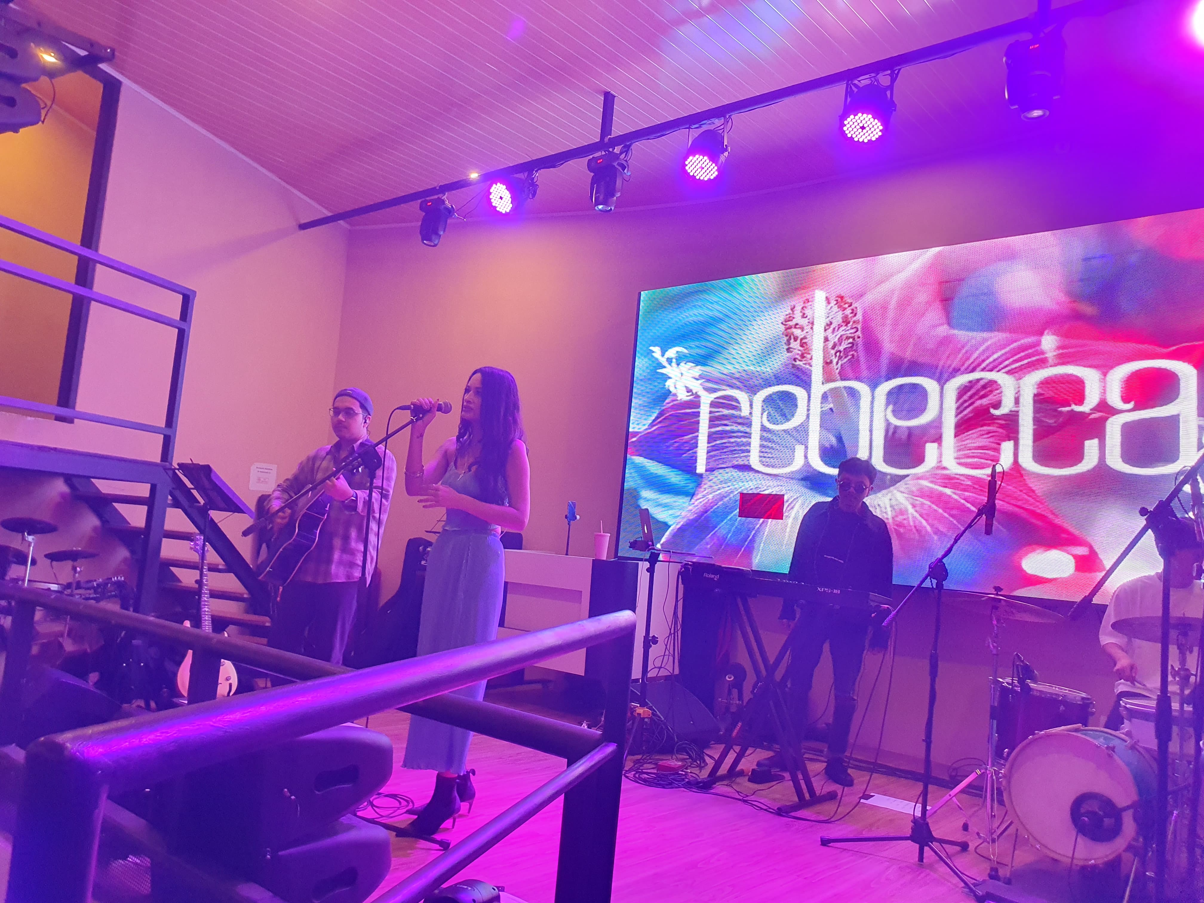 Rebecca Reijman saat membawakan lagu single terbaru di Cafe Dome, Sentul, Kabupaten Bogor.