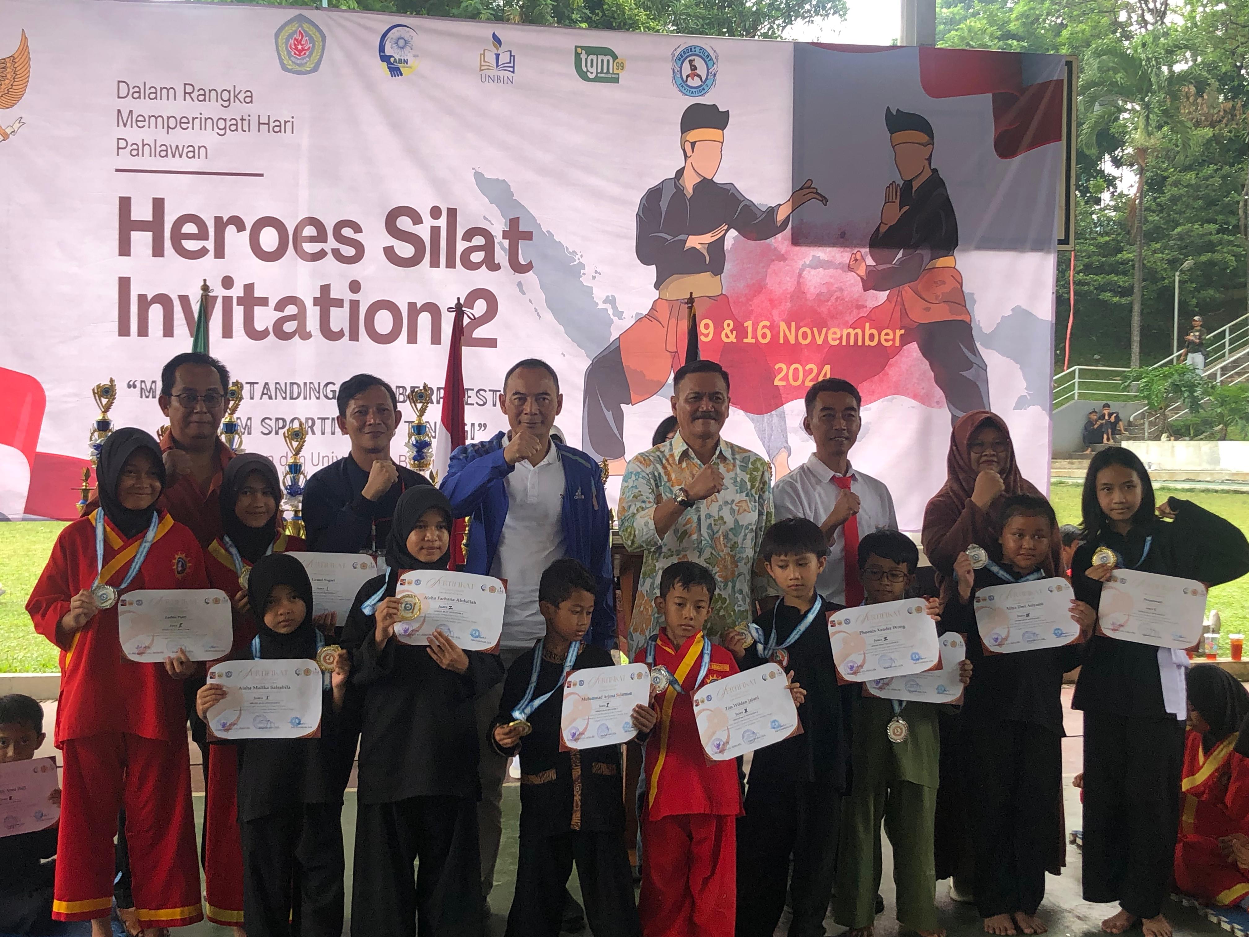 Para pemenang kegiatan Herois Silat Invitation 2 di SMP Kesatuan Bogor.