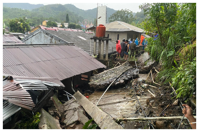 Tanggul jebol menyebabkan rumah warga Kampung Pensiunan, Desa Tugu Selatan, Kecamatan Cisarua, Kabupaten Bogor, kebanjiran hingga rusak pada Sabtu (9/11/2024) sore.