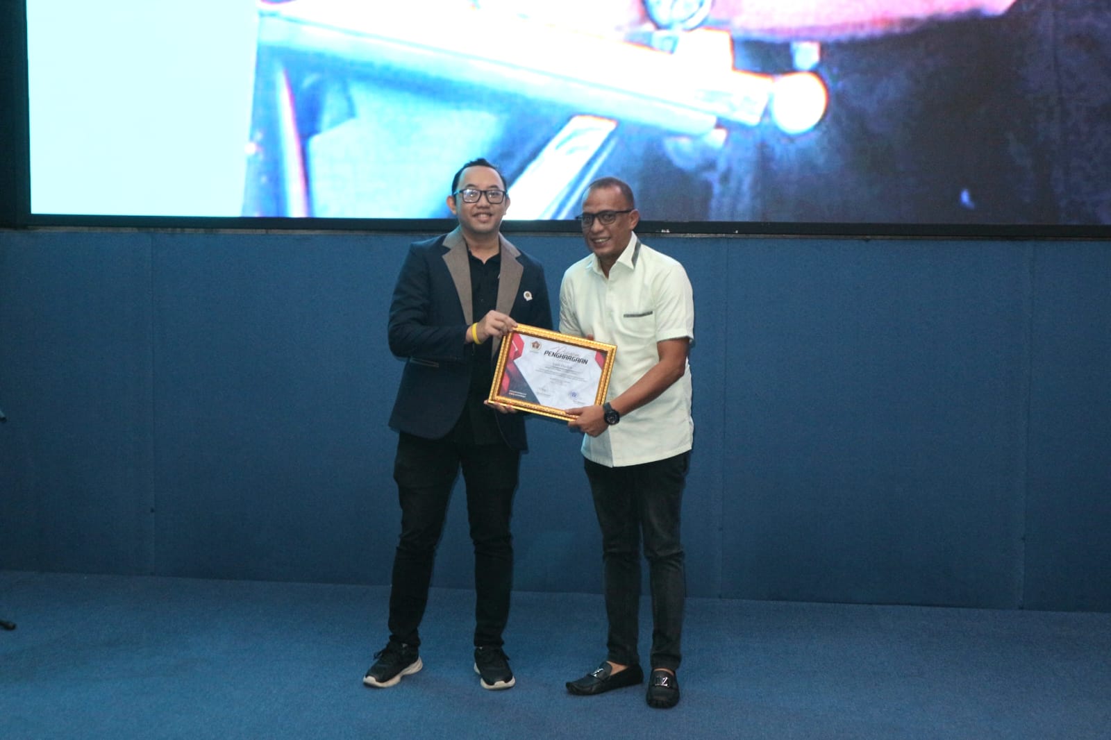 Pengurus PWI Kota Bogor memberikan penghargaan kepada Direktur Utama CV Cikal Utama, Andryansyah Daslim.
