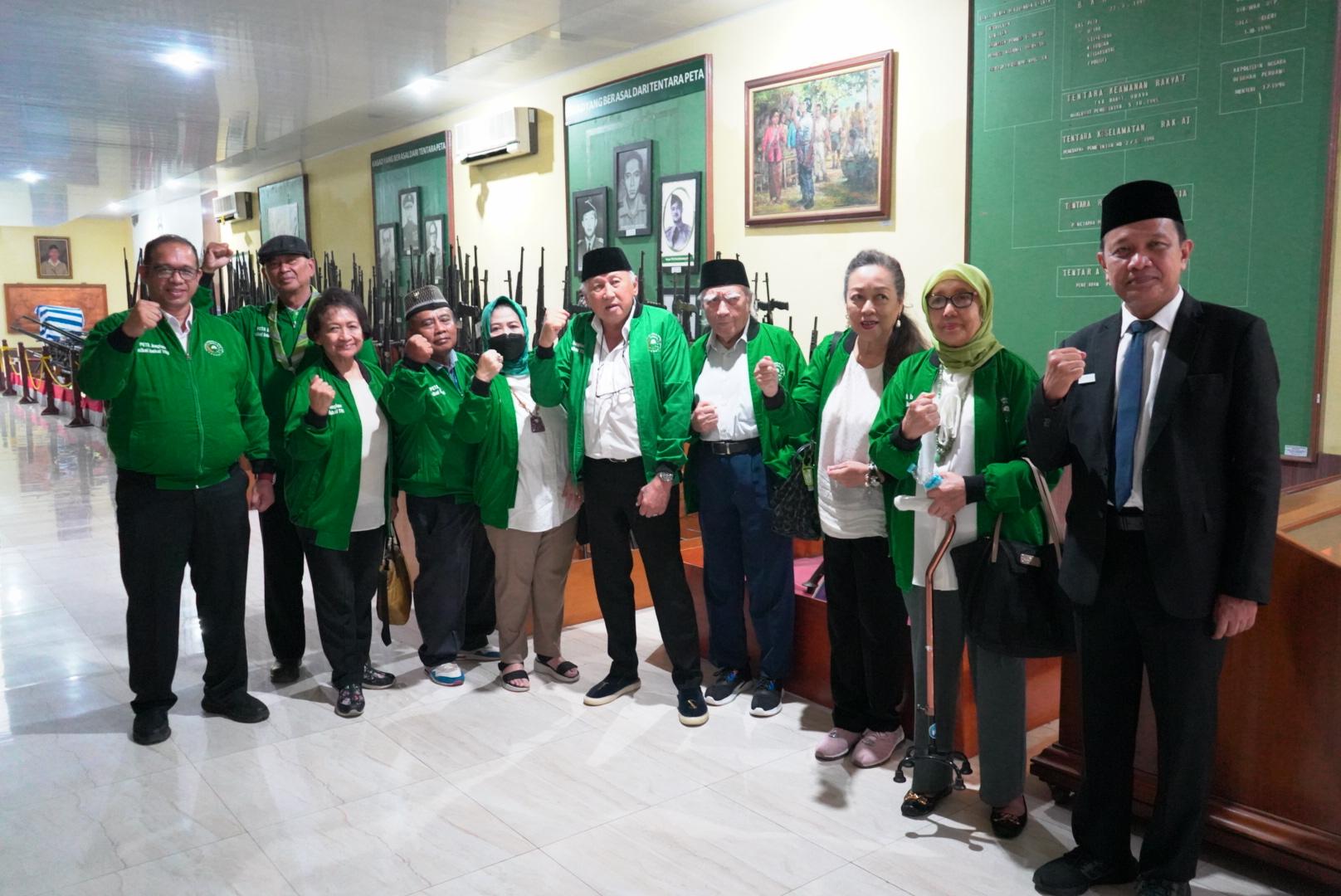 Para pengurus Yayasan PETA berfoto saat tour di Museum dan Monumen PETA Kota Bogor.